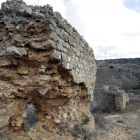 Restos de la muralla en la ladera del Mirón, con el lienzo de las márgenes de fondo.-Luis Ángel Tejedor