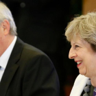 El presidente de la Comisión Europea, Jean-Claude Juncker (izq), y la premier británica, Theresa May, en la última cumbre europea, en Bruselas, el 20 de octubre.-AFP / JULIEN WARNAND