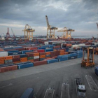 Contenedores apilados en el puerto de Barcelona.-CARLOS MONTAÑÉS