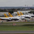 Aviones de Monarch en el aeropuerto de Birmingham, en el Reino Unido.-REUTERS / DARREN STAPLES