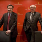 Narcís Serra (izquierda), presidente de Catalunya Caixa, y Adolf Todó, director general, en una imagen del 2009.-ARCHIVO / PEPE ENCINAS