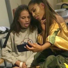 Ariana Grande, junto a una de las heridas en el atentado, durante la visita al hospital.-INSTAGRAM