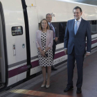 El presidente del gobierno,Mariano Rajoy junto a la ministra de Fomento, Ana Pastor suben al tren de alta velocidad que hace la línea Madrid-Palencia-León-Ical