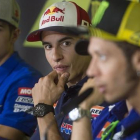 Rossi (en primer término) y Márquez, en una reciente rueda de prensa.-JORDI COTRINA