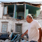 Un hombre camina entre los escombros que desprendió el terremoto.-REUTERS
