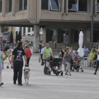 Personas paseando por el centro de la ciudad, en una imagen de archivo.-VALENTÍN GUISANDE