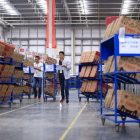 Trabajadores en un almacén logístico de Alibaba en Suzhou, China.-REUTERS / ALY SONG
