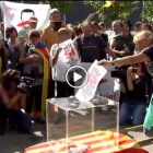Una urna dentro de una jaula, frente a Governació-ACN / VIDEO: ATLAS
