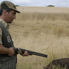 Un cazador en uno de los campos de la provincia. / VALENTÍN GUISANDE-