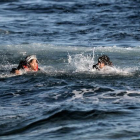 Un grupo de refugiados intentan alcanzar a nado la costa de Lesbos, el lunes 2 de noviembre.-AFP / ARIS MESSINIS