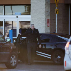 Un agente de policía llega al supermercado Wal-Mart de Hayden, donde ha tenido lugar el fatal accidente, este martes.-Foto: AP / TESS FREEMAN