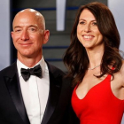 Jeff y Mackenzie Bezos en una fiesta en los Oscar en marzo del 2018.-REUTERS / DANNY MOLOSHOK