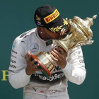 Hamilton besando la copa de la victoria en el GP de Inglaterra.-Foto: REUTERS