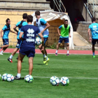 El equipo rojillo inicia la pretemporada con 25 efectivos y una doble sesión de entrenamiento / Además de Galarreta, las ausencias fueron el lesionado Julio Álvarez y el ‘novato’ Grego / Luis Valcarce realizó la primera parte de la sesión matutina-Álvaro Martínez