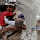 Los "cascos blancos" durante su labor de rescate en Siria.-SULTAN KITAZ