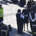 May, durante su visita a la torre incendiada.-EFE