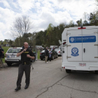 Policías acordonan el escenario del crimen de Peebles, en Ohio.-AP / JOHN MINCHILLO