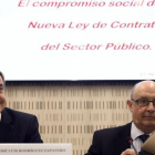 El ministro Cristobal Montoro  junto al expresidente del Gobierno Jose Luis Rodriguez Zapatero en una jornada sobre la Ley de Contratos.-EFE / MARISCAL