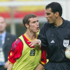 Helguera se encara con Al-Ghandour tras la eliminación de España ante Corea del Sur en el Mundial del 2002.-Foto: EFE / LUIS TEJIDO