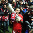 Aleix Vidal posa con el trofeo de la Europa League conquistada con el Sevilla en Varsovia.-GETTY / MICHAEL REGAN