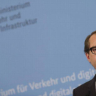 El ministro alemán de Transporte, Alexander Dobrindt, durante la rueda de prensa que ha ofrecido en Berlín junto al presidente de Germanwings.-Foto: PAUL ZINKEN / EFE