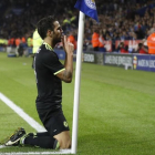 Cesc Fàbregas celebra uno de sus goles en el banderín de córner frente a los fans del Chelsea que viajaron a Leicester.-REUTERS / CARL RECINE