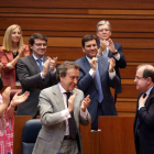Juan Vicente Herrera recibe el aplauso de su grupo tras ser reelegido Presidente de la Junta de Castilla y León.-Miriam Chacón / ICAL J