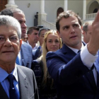 Albert Rivera conversa con el presidente de la Asamblea Nacional, Henry Ramos Allup, este martes en Caracas.-REUTERS / MARCO BELLO