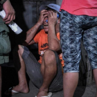 Un familiar llora a una víctima de una operración policial antidroga en Manila, el 17 de agosto.-EFE / EZRA ACAYAN