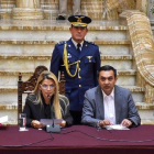 Jeanine Áñez (segunda por la izquierda) junto a los ministros interinos de Exteriores Karen Loganric, de la Presidencia, Yerko Nunez (segundo por la derecha) y de Defensa, Fernando López , el pasado 30 de diciembre, en La Paz.-EFE / STRINGER