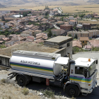 Camión cisterna de Diputación repartiendo agua en un pueblo de Soria. HDS