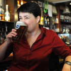 Ruth Davidson posa tomando una pinta de cerveza durante una campaña electoral en abril del 2016.-AFP