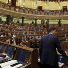 Pedro Sánchez, de espaldas, el pasado 2 de marzo en el Congreso.-JOSÉ LUIS ROCA