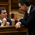 Rivera y Sánchez conversan en un hemiciclo del Congreso de los Diputados-EL PERIÓDICO