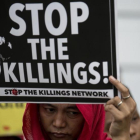 Un activista levanta una pancarta contra los asesinatos extrajudiciales en una protesta en Manila, el 23 de agosto.-AFP / NOEL CELIS