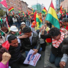 Ciudadanos en Bolivia celebran la renuncia de Evo Morales.-EFE