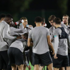 Los jugadores del Liverpool se refrescan durante el entrenamiento en Catar.-EFE / EPA / ALI HAIDER