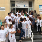 Trabajadores del Hospital Virgen del Mirón se concentraron ayer a las puertas del centro médico.-D.S.