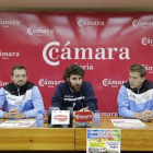 Manu Salvador, Manolo Sevillano y Álvaro Hernández,en la presentación, ayer, de la escuela de verano de voleibol.-Vanessa Ajenjo