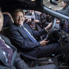 Ximo Puig, president de la Generalitat, y Stuart Rowley, presidente de Ford Europa, a bordo de un Kuga híbrido salido de la factoría de Almussafes-MIGUEL LORENZO