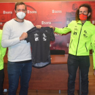 Manu Salvador con representantes del Club Triatlón Soriano tras la firma del convenio. HDS