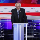 De izquierda a derecha, Joe Biden, Bernie Sanders y Kamala Harris, durante el segundo debate demócrata, en Miami.-X90033