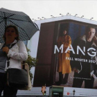 Un anuncio de Mango en la calle Aragón de Barcelona.-FERRAN NADEU