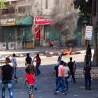 Enfrentamientos entre jóvenes palestinos y soldados israelíes, colocados en la azotea del edificio, en Hebrón.-JAVIER MARTÍN