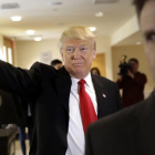Trump saluda a la prensa tras votar en Nueva York, este martes.-AP