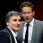 El ministro de Economía griego, Euclid Tsakalotos, y el presidente del Eurogrupo, el holandés Jeroen Dijsselbloem (a la derecha).-FRANÇOIS LENOIR / REUTERS