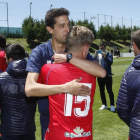Pablo Ayuso felicita a sus jugadores durante un partido del Juvenil en la ciudad deportiva numantina.-MARIO TEJEDOR