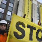 Escaladores de Greenpeace despliegan pancartas en la fachada del Consejo de Seguridad Nuclear (CSN) en Madrid con los mensajes 'Stop Garoña' y 'Stop nucleares'-ICAL