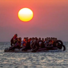 Una balsa con refugiados cerca de la isla griega de Kos, el pasado agosto.-AP / ALEXANDER ZEMLIANICHENKO