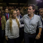 Lilian Tintori, la esposa del opositor encarcelado Leopoldo López, recibe a Albert Rivera este martes a su llegada a Venezuela.-EFE / MIGUEL GUTIÉRREZ